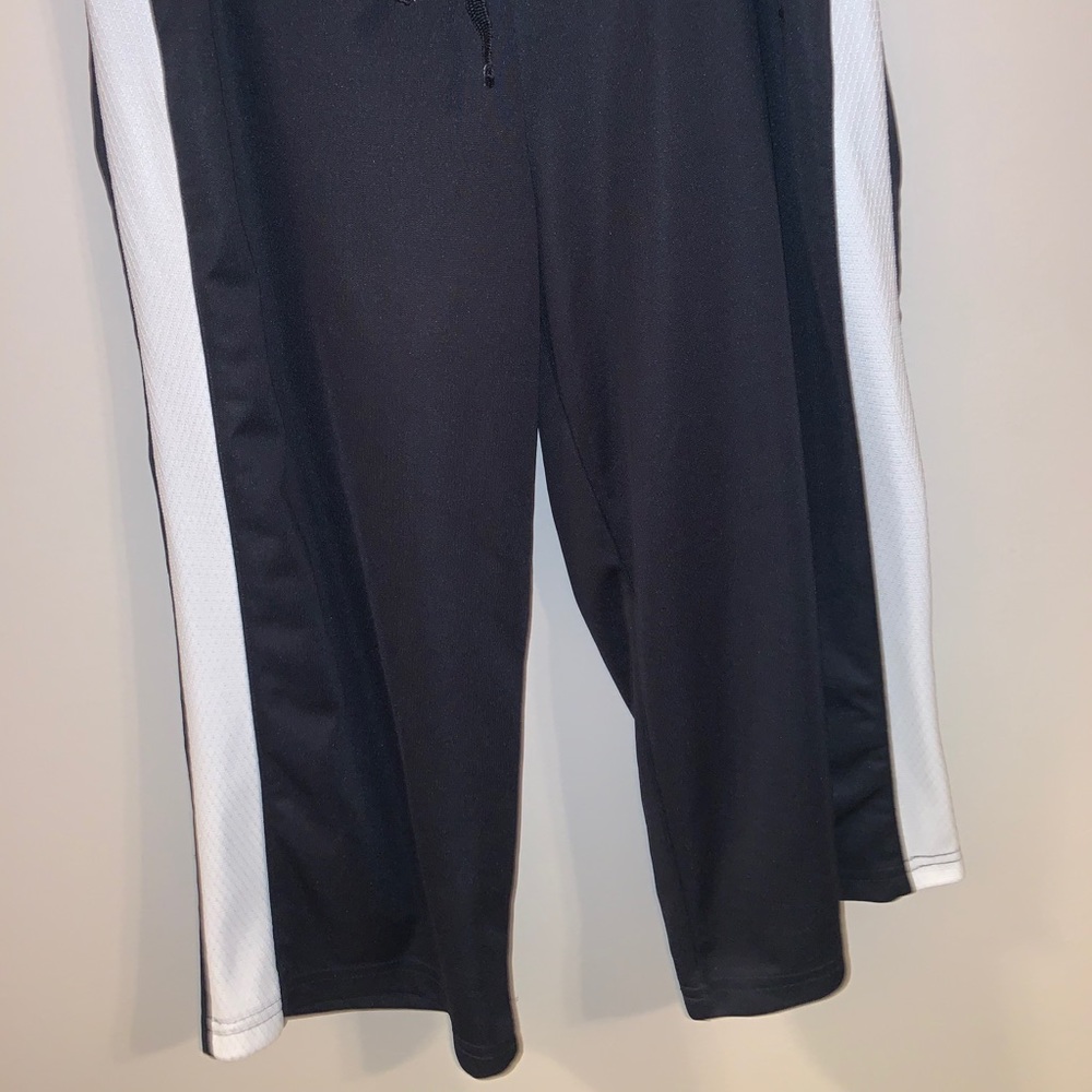 Reebok Womens Black & White shorts - Picture 7 of 8